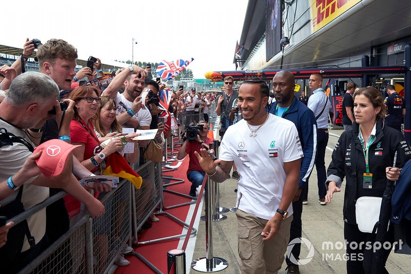 Lewis Hamilton, Mercedes AMG F1, firma gli autografi ai fan