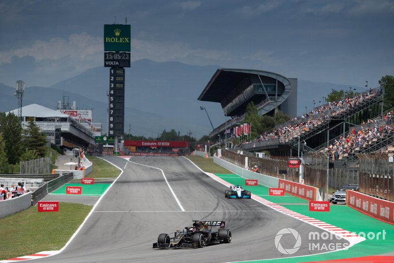 Romain Grosjean, Haas F1 Team VF-19, devant George Russell, Williams Racing FW42