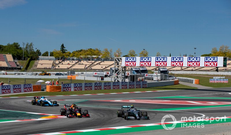 Valtteri Bottas, Mercedes AMG W10, guida Max Verstappen, Red Bull Racing RB15, e George Russell, Williams Racing FW42