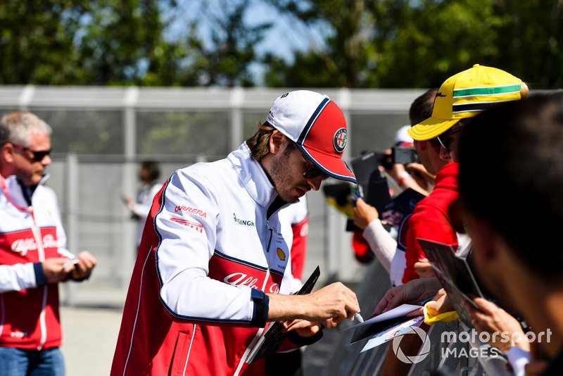 Antonio Giovinazzi, Alfa Romeo Racing signs an autograph for fan