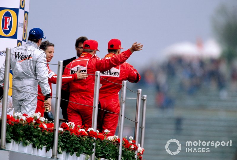 Podio: Ganador de la carrera Michael Schumacher, Ferrari, segundo lugar Kimi Raikkonen, McLaren, tercer lugar Rubens Barrichello, Ferrari