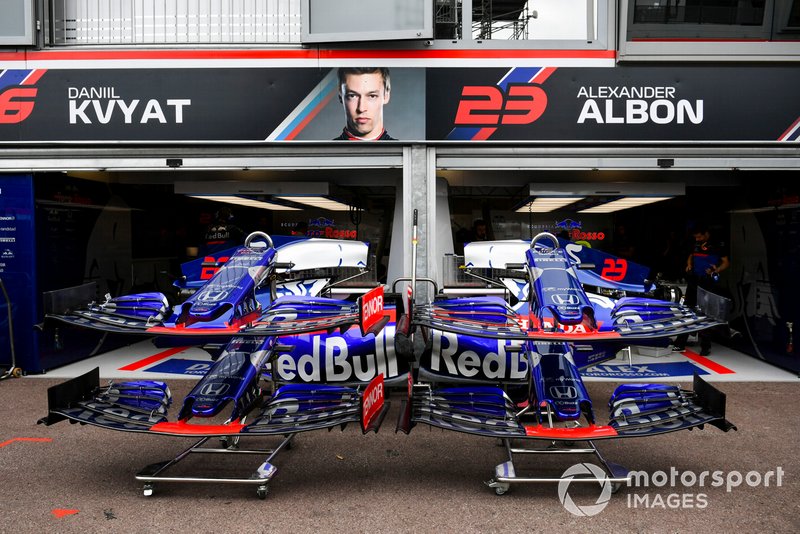 Toro Rosso STR14 ala delantera