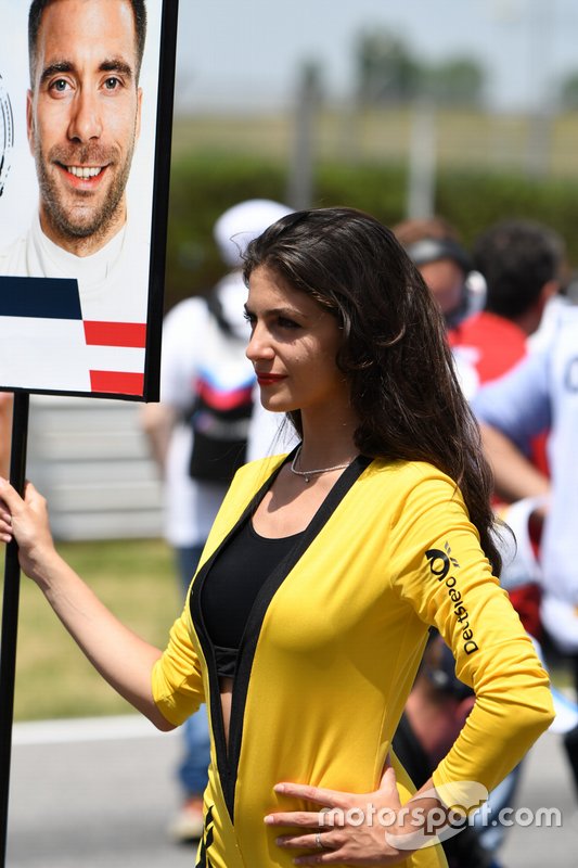 Una chica de la parrilla
