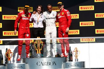 Sebastian Vettel, Ferrari, 2e plaats, Lewis Hamilton, Mercedes AMG F1, 1e plaats, Charles Leclerc, Ferrari, 3e plaats, op het podium