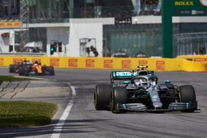 Valtteri Bottas, Mercedes AMG W10, voor Lando Norris, McLaren MCL34