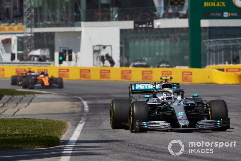 Valtteri Bottas, Mercedes AMG W10, por delante de Lando Norris, McLaren MCL34
