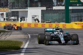 Valtteri Bottas, Mercedes AMG W10, voor Lando Norris, McLaren MCL34