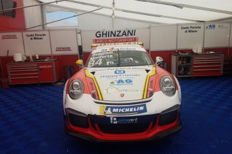 La Porsche di Federico Reggiani / Maurizio Monforte, Ghinzani Arco Motorsport, nel garage