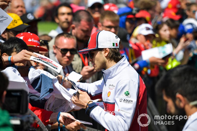 Antonio Giovinazzi, Alfa Romeo Racing firma un autogrado ad un fan