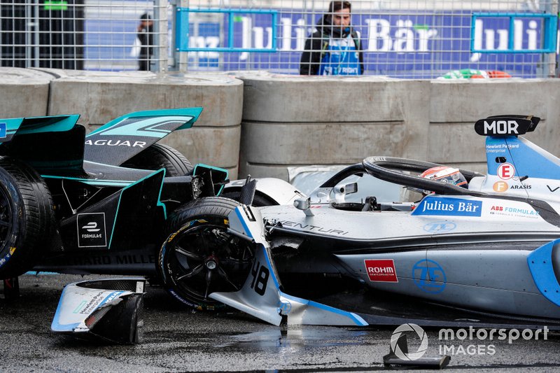 Alex Lynn, Panasonic Jaguar Racing, Jaguar I-Type 3, viene centrato da Edoardo Mortara Venturi Formula E, Venturi VFE05, dopo aver colpito una barriera