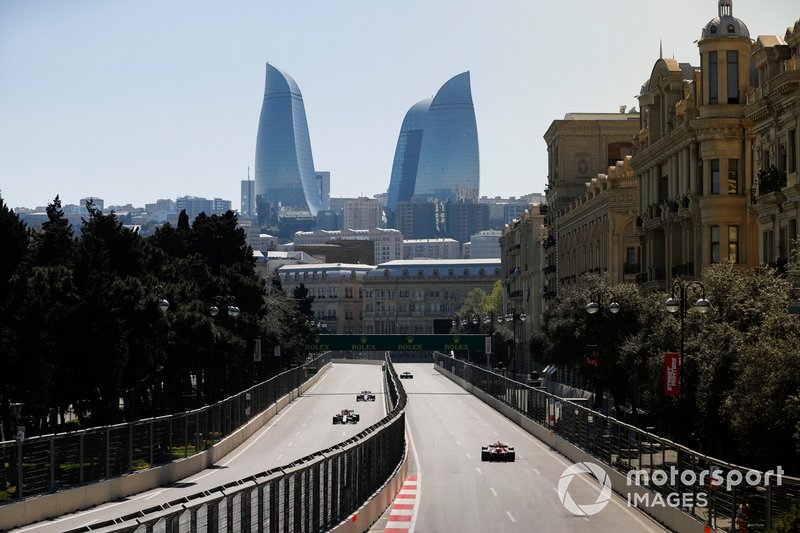 Kimi Raikkonen, Alfa Romeo Racing C38, precede Sergio Perez, Racing Point RP19