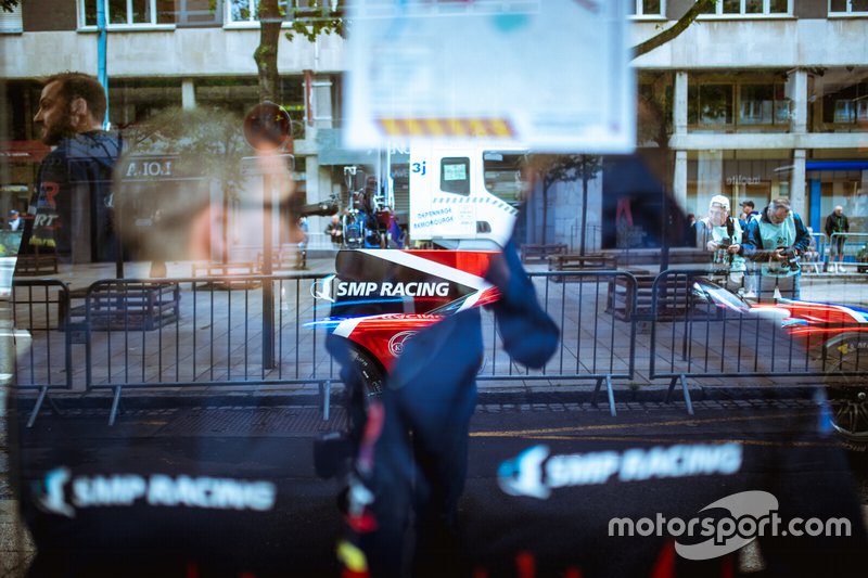 Болид SMP Racing в центре города перед техинспекцией