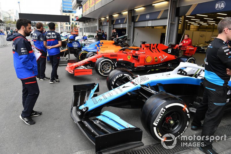 Robert Kubica, Williams FW42, Sebastian Vettel, Ferrari SF90 ve Carlos Sainz Jr., McLaren MCL34 araçları teknik incelemede