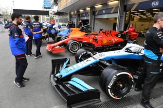 Wagens van Robert Kubica, Williams FW42, Sebastian Vettel, Ferrari SF90 en Carlos Sainz Jr., McLaren MCL34 in scrutineering