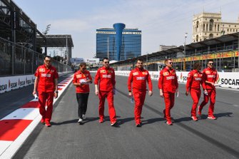 Sebastian Vettel, Ferrari tijdens de track walk met zijn engineers
