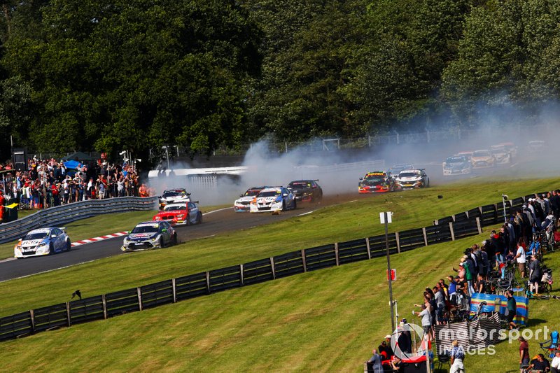 Matt Neal, Halfords Yuasa Team Dynamics Honda Civic , Jason Plato, Power Maxed Racing Vauxhall, Tom Ingram, Speedworks Motorsport Toyota Corolla crash exiting Old Hall