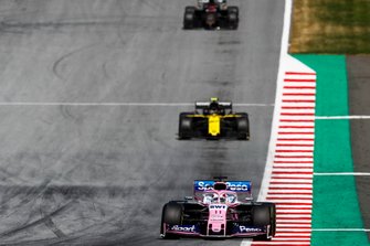Sergio Perez, Racing Point RP19, voor Nico Hulkenberg, Renault F1 Team R.S. 19, en Romain Grosjean, Haas F1 Team VF-19