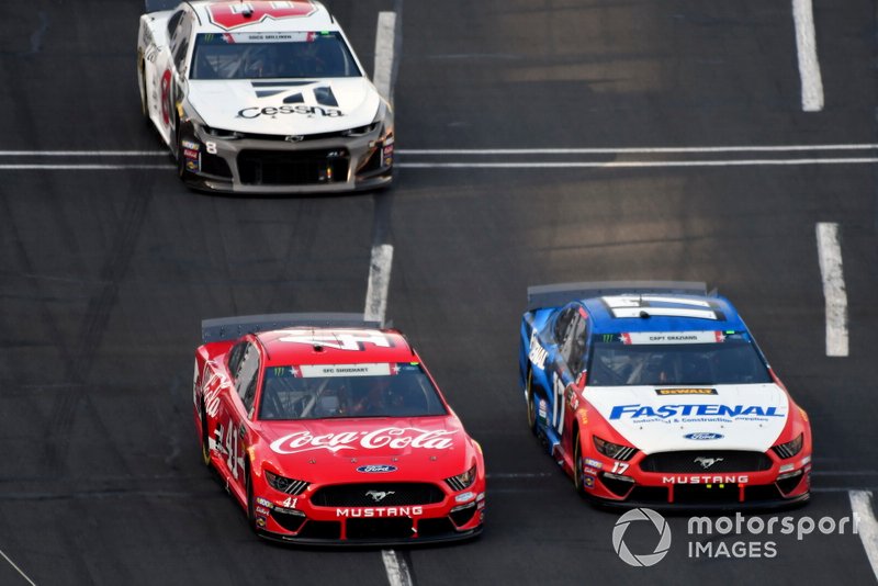 Daniel Suárez, Stewart-Haas Racing, Ford Mustang Coca-Cola y Ricky Stenhouse Jr., Roush Fenway Racing, Ford Mustang Fastenal