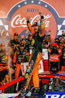 Martin Truex Jr., Joe Gibbs Racing, Toyota Camry Bass Pro Shops / TRACKER ATVs & Boats / USO victory lane
