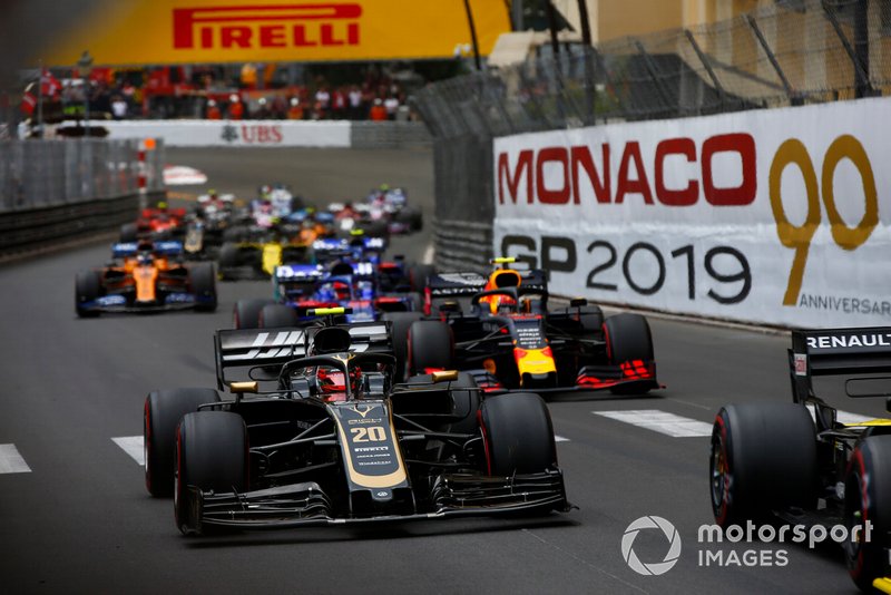 Kevin Magnussen, Haas F1 Team VF-19, devant Pierre Gasly, Red Bull Racing RB15, Daniil Kvyat, Toro Rosso STR14, et Alexander Albon, Toro Rosso STR14, at the start