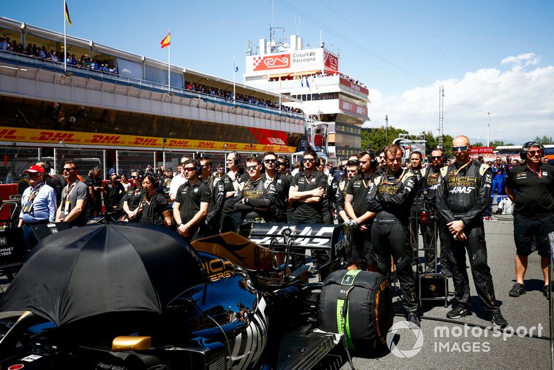 Les mécaniciens Haas F1 sur la grille avec la voiture de Romain Grosjean, Haas F1 Team VF-19