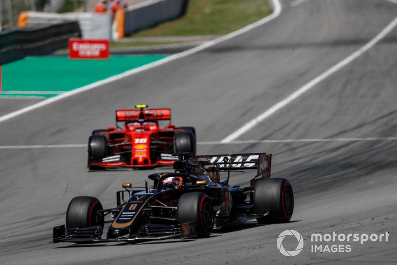 Romain Grosjean, Haas F1 Team VF-19, devant Charles Leclerc, Ferrari SF90