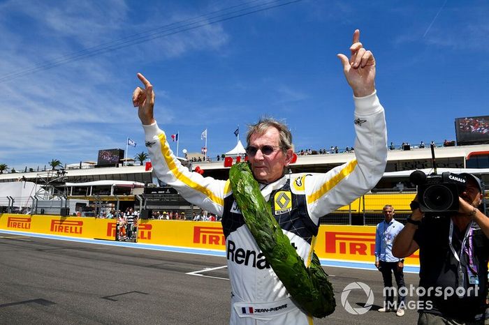 El reencuentro de Jean-Pierre Jabouille y su Renault RS10 ganador del GP de Francia de 1979
