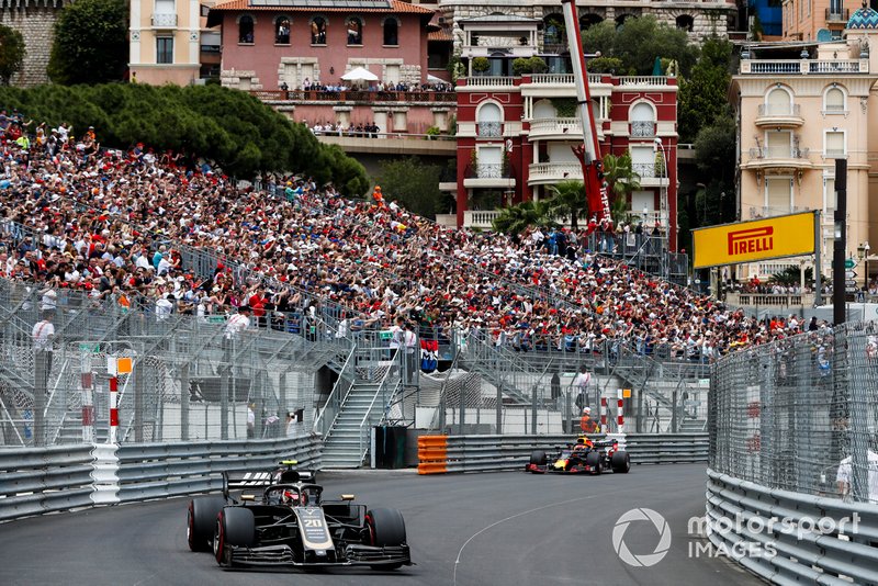 Kevin Magnussen, Haas F1 Team VF-19, precede Pierre Gasly, Red Bull Racing RB15