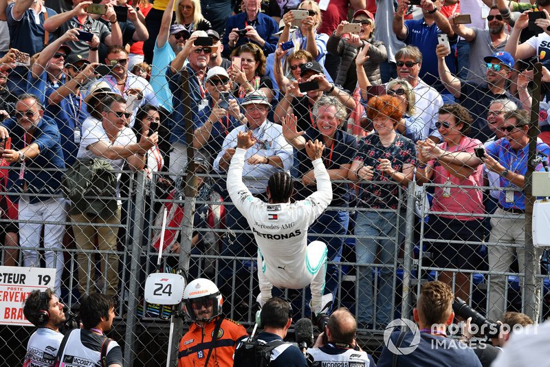 Lewis Hamilton, Mercedes AMG F1, celebra la pole después de la sesión clasificatoria