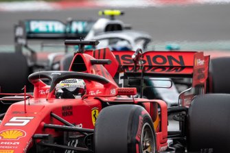 Sebastian Vettel, Ferrari SF90, devant Valtteri Bottas, Mercedes AMG W10