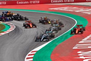 Lewis Hamilton, Mercedes AMG F1 W10, devant Valtteri Bottas, Mercedes AMG W10, Sebastian Vettel, Ferrari SF90,Max Verstappen, Red Bull Racing RB15, Charles Leclerc, Ferrari SF90, et le reste du peloton