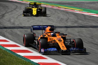 Carlos Sainz Jr., McLaren MCL34, en Daniel Ricciardo, Renault R.S.19