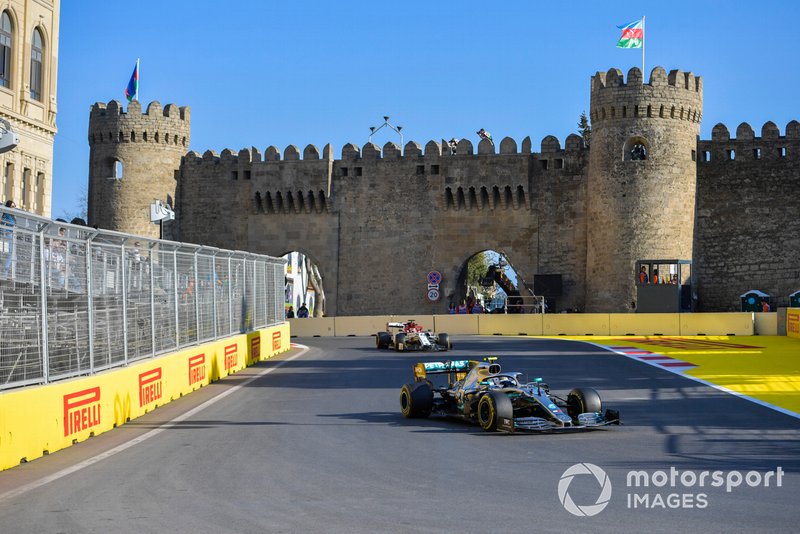 Valtteri Bottas, Mercedes AMG W10, precede Kimi Raikkonen, Alfa Romeo Racing C38