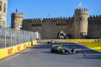 Valtteri Bottas, Mercedes AMG W10, voor Kimi Raikkonen, Alfa Romeo Racing C38