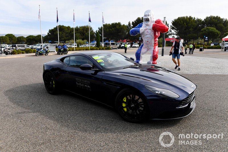 Max Verstappen, Red Bull Racing llega en un Aston Martin