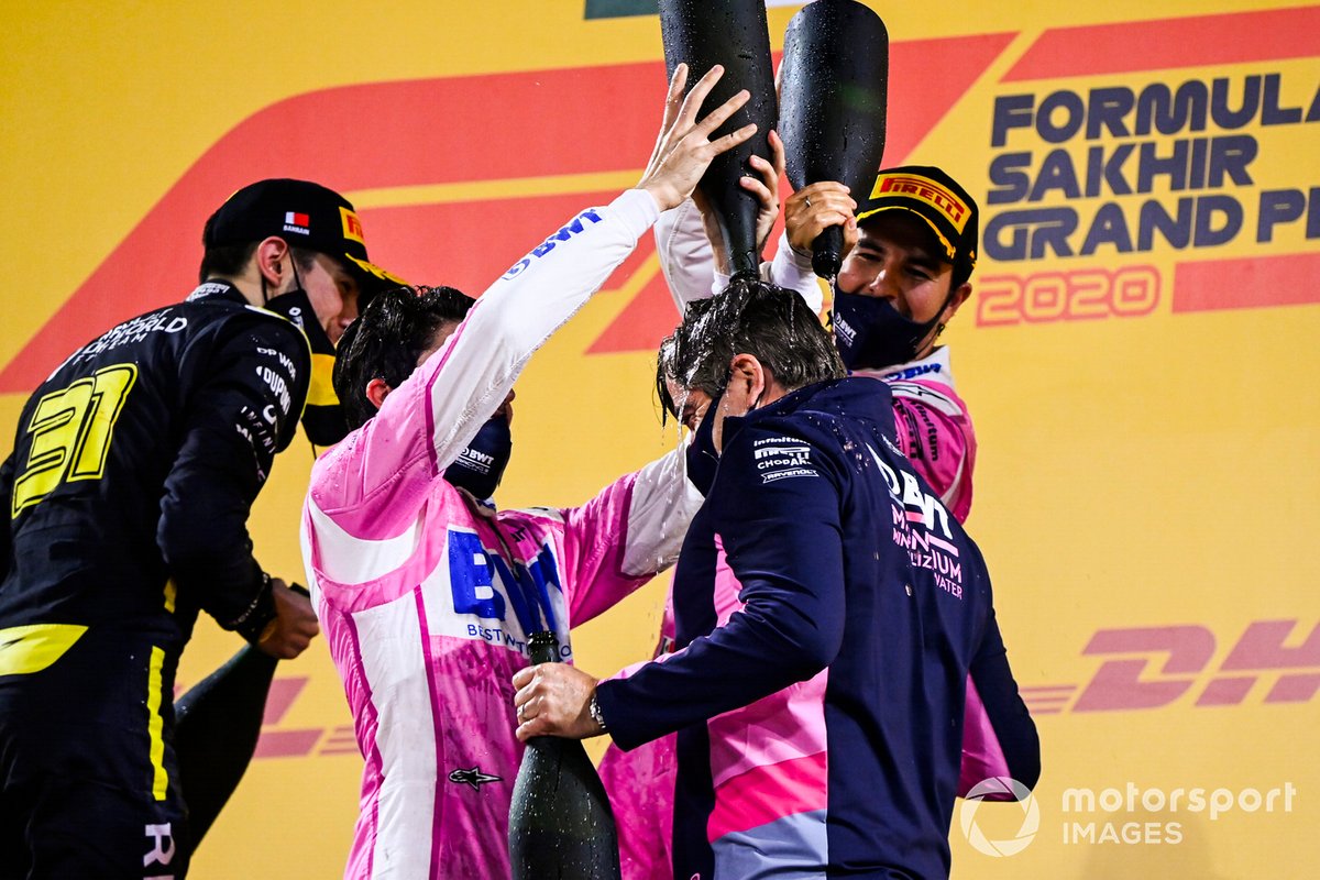 Podio: ganador Sergio Pérez, Racing Point, y tercer lugar Lance Stroll, Racing Point, y Andy Stevenson, Director deportivo de Racing Point