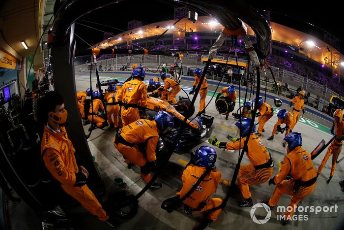 Lando Norris, McLaren MCL35, pit stop