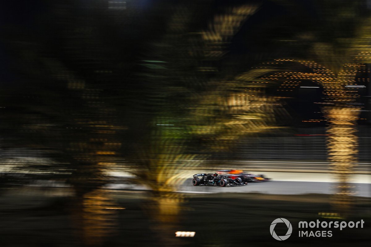 Valtteri Bottas, Mercedes F1 W11, Alex Albon, Red Bull Racing RB16