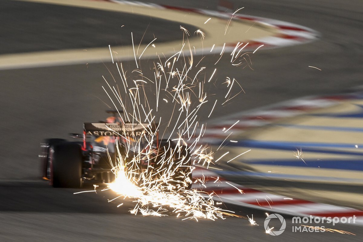 Volano scintille dall'auto di Max Verstappen, Red Bull Racing RB16