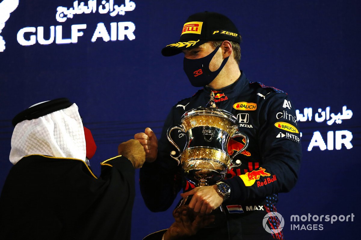 Max Verstappen, Red Bull Racing, 2 ° posto, con il suo trofeo sul podio