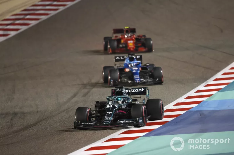 Lance Stroll, Aston Martin AMR21 Fernando Alonso, Alpine A521 Carlos Sainz Jr., Ferrari SF21 