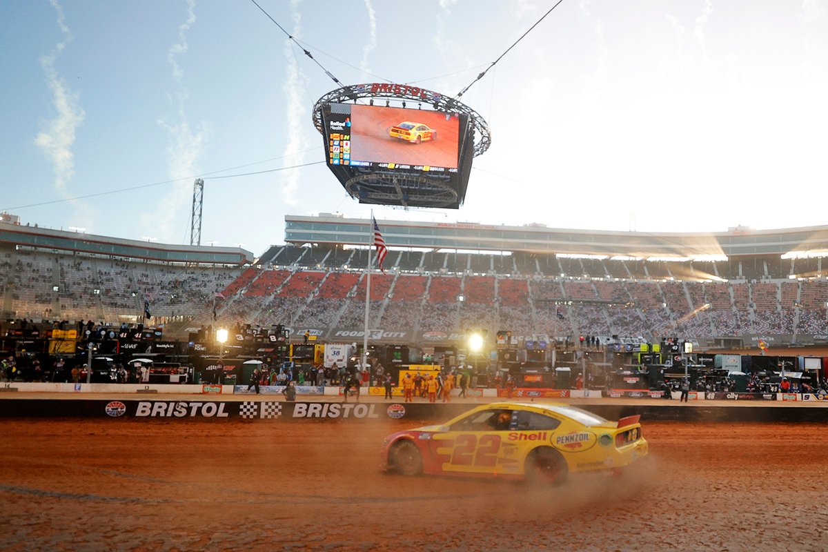 Победитель гонки Джои Логано, Team Penske, Ford Mustang Shell Pennzoil
