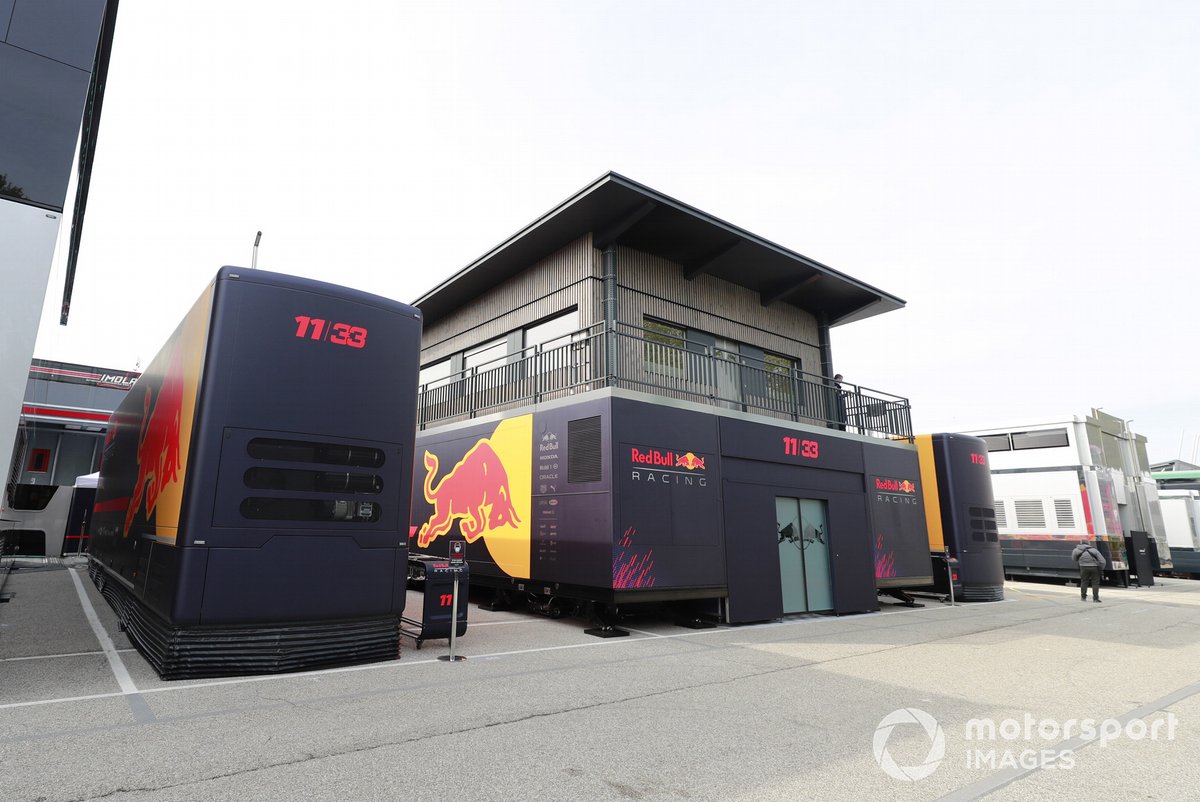 El Red Bull energy station (motorhome de Red Bull) en el paddock