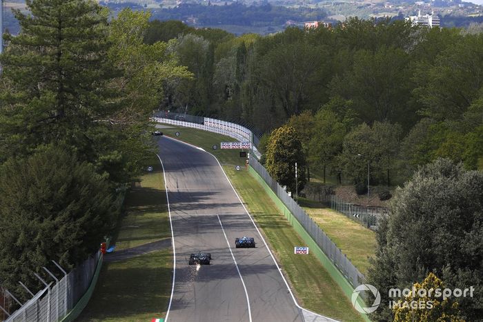 Nicholas Latifi, Williams FW43B y Lance Stroll, Aston Martin AMR21, sueltan chispas