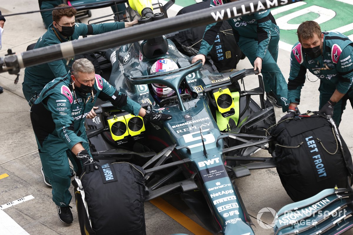 Mecánicos con Sebastian Vettel, Aston Martin AMR21,