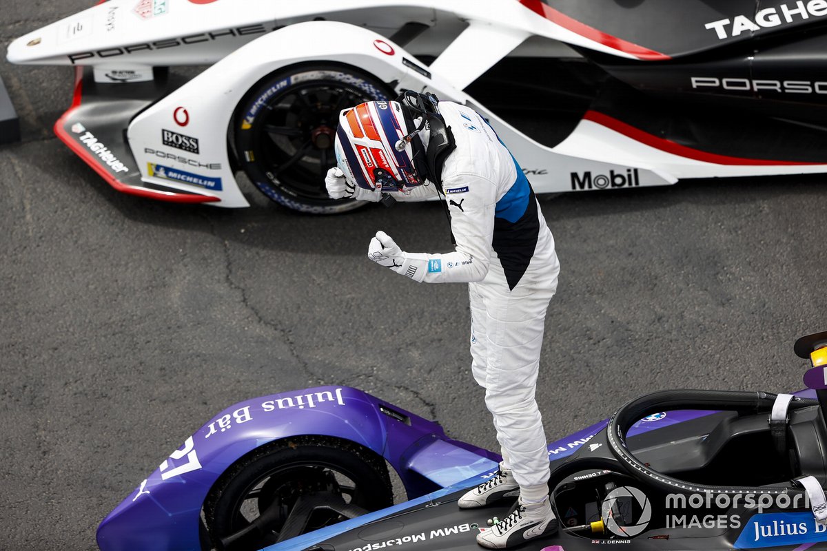 Ganador Jake Dennis, BMW i Andretti Motorsport, BMW iFE.21 celebra en Parc Ferme
