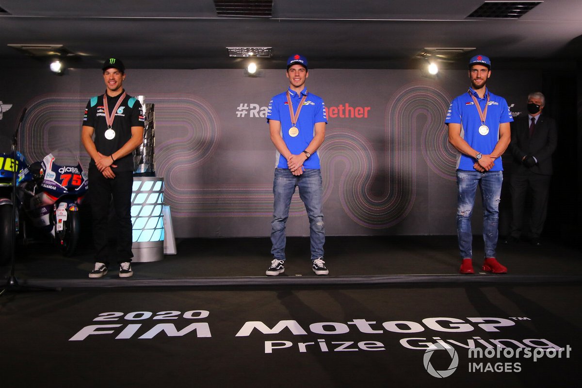 Campeón del mundo 2020 de MotoGP, Joan Mir, Team Suzuki MotoGP, el segundo, Franco Morbidelli, Petronas Yamaha SRT, y el tercero, Alex Rins, Team Suzuki MotoGP
