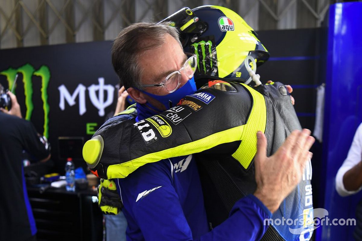 Valentino Rossi y Lin Jarvis en el evento de despedida de Yamaha.