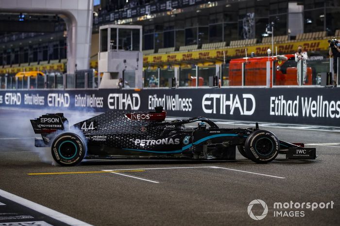 Lewis Hamilton, Mercedes F1 W11, 3ª posición, hace unos donuts en la parrilla al final de la carrera para celebrar la confirmación de su 7º título del Campeonato Mundial de Pilotos