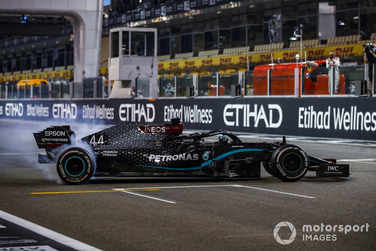 Lewis Hamilton, Mercedes F1 W11, terzo classificato, si esibisce in alcuni testacoda sulla griglia di partenza al termine della gara per festeggiare la conferma del suo 7° titolo mondiale piloti